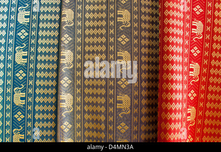Le tas de chiffon de soie motif traditionnel Thaï tissus. Banque D'Images