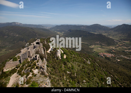 Peyrepertuse est une forteresse en ruine et l'un des châteaux Cathares du Languedoc située dans les Pyrénées, France. Banque D'Images