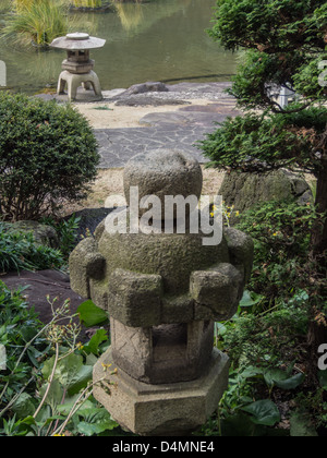 Dans le jardin japonais. Lanternes en pierre (ishidoro) et l'étang. Togo Jinja, Tokyo. Banque D'Images