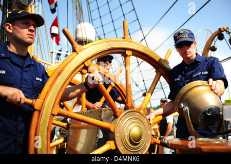 Les candidats officiers de la Garde côtière américaine à bord du barque Eagle suivent une formation à la voile et au leadership à bord de ce grand voilier historique. Le barque Eagle est un symbole de l'engagement de la Garde côtière à l'égard de l'excellence, tant dans la tradition maritime que dans le développement du leadership. Banque D'Images