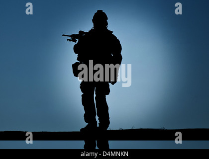 Un membre de l'équipe de l'US Navy SEAL avec Special Operations Task Force South fournit la sécurité d'un toit au cours d'une opération de compensation avec les forces afghanes, le 6 mai 2011 dans le district de Khakrez de la province de Kandahar, Afghanistan. Banque D'Images