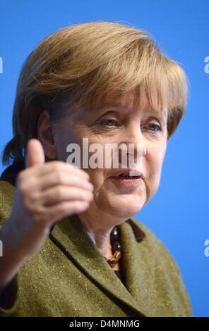 La chancelière allemande Angela Merkel s'est au cours de la réunion des représentants du Parti chrétien démocrate, la CDU en Grimmen, Allemagne, 16 mars 2013. Merkel a été élu à l'unanimité le meilleur candidat de la CDU pour la Poméranie-22 septembre élection parlementaire en Allemagne. Elle a reçu l'ensemble des 113 voix. Photo : STEFAN SAUER Banque D'Images