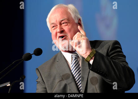 L'ancien Premier Ministre du Schleswig-Holstein et d'honneur nouveau président du Schleswig-Holstein CDU Peter Harry Carstensen parle lors de la conférence du parti du parti chrétien démocrate, la CDU à Neumuenster Schleswig-Holstein, Allemagne, 16 mars 2013. Photo : ANGELIKA WARMUTH Banque D'Images