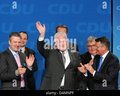 L'ancien Premier Ministre du Schleswig-Holstein et d'honneur nouveau président du Schleswig-Holstein CDU Peter Harry Carstensen (C) est sur scène à côté de nouveau président régional Reimer Boege (R) à la conférence du parti du parti chrétien démocrate, la CDU à Neumuenster Schleswig-Holstein, Allemagne, 16 mars 2013. Photo : ANGELIKA WARMUTH Banque D'Images