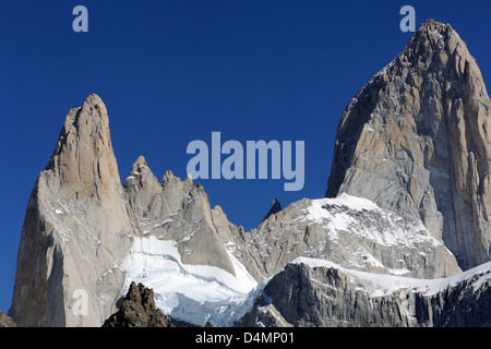 Le mont Fitz Roy (Cerro Chaltén, Cerro Fitz Roy, le Mont Fitz Roy, Le Mont Fitzroy) de l'Est. Cerro Poincenot,à gauche Banque D'Images