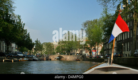 Les Pays-Bas Hollande Amsterdam canal Herengracht, l'âge d'or du district pavillon néerlandais Rouge Blanc Bleu Bateau Bridge Banque D'Images