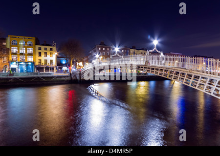 Ha'penny Bridge sur la rivière Liffey à Dublin, Irlande Banque D'Images