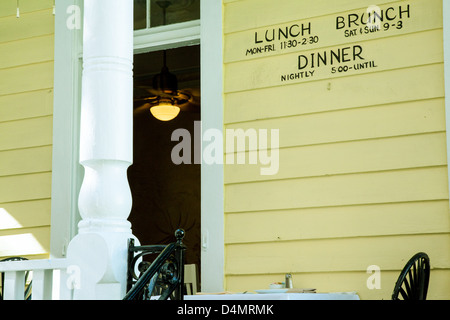 Le déjeuner, le brunch et le souper peint sur le côté d'un restaurant à Charleston, Caroline du Sud. Banque D'Images
