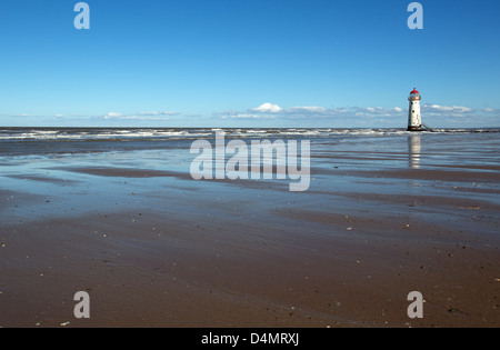 Le sentier du littoral du pays de Galles dans le Nord du Pays de Galles. Vue pittoresque de plage Talacre, avec le point d'Ayr phare en arrière-plan. Banque D'Images