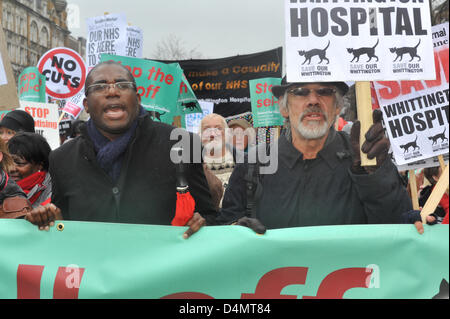 Holloway Road, Londres, Royaume-Uni. 16 mars 2013. David Lammy MP et Roger Lloyd-Pack au mois de mars pour enregistrer les Whittington. L'hôpital. De protestation et manifestation contre les réductions proposées à l'hôpital de Whittington Archway, au nord de Londres. À partir de mars l'Crner Highbury à l'hôpital a été suivi par de nombreux manifestants y compris, David Lammy MP, MP Jeremy Corbyn, le comédien Roger Lloyd-Pack et Hettie Bower âgés de 106. Crédit : Matthieu Chattle / Alamy Live News Banque D'Images