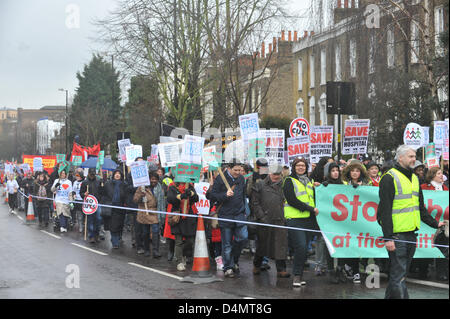 Holloway Road, Londres, Royaume-Uni. 16 mars 2013. Les marcheurs sur Holloway Road à la protestation pour enregistrer les Whittington. L'hôpital. De protestation et manifestation contre les réductions proposées à l'hôpital de Whittington Archway, au nord de Londres. À partir de mars l'Crner Highbury à l'hôpital a été suivi par de nombreux manifestants y compris, David Lammy MP, MP Jeremy Corbyn, le comédien Roger Lloyd-Pack et Hettie Bower âgés de 106. Crédit : Matthieu Chattle / Alamy Live News Banque D'Images