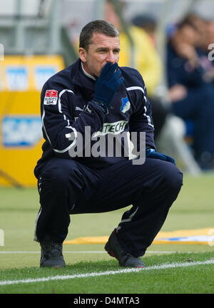 Hoffenheim entraîneur en chef Marco Kurz réagit au cours de la Bundesliga match entre TSG 1899 Hoffenheim et 1. FSV Mainz 05 à Rhein-Neckar-Arena de Berlin, Allemagne, 16 mars 2013. Photo : UWE ANSPACH (ATTENTION : EMBARGO SUR LES CONDITIONS ! Le LDF permet la poursuite de l'utilisation de jusqu'à 15 images séquentielles uniquement (pas de photos ou vidéo-série similaire d'images admis) via internet et les médias en ligne pendant le match (y compris la mi-temps), prises à partir de l'intérieur du stade et/ou avant le début du match. Le LDF permet la libre transmission des enregistrements numérisés pendant le match Banque D'Images