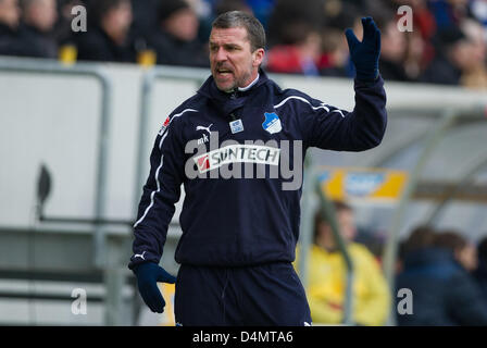 Hoffenheim entraîneur en chef Marco Kurz réagit au cours de la Bundesliga match entre TSG 1899 Hoffenheim et 1. FSV Mainz 05 à Rhein-Neckar-Arena de Berlin, Allemagne, 16 mars 2013. Photo : UWE ANSPACH (ATTENTION : EMBARGO SUR LES CONDITIONS ! Le LDF permet la poursuite de l'utilisation de jusqu'à 15 images séquentielles uniquement (pas de photos ou vidéo-série similaire d'images admis) via internet et les médias en ligne pendant le match (y compris la mi-temps), prises à partir de l'intérieur du stade et/ou avant le début du match. Le LDF permet la libre transmission des enregistrements numérisés pendant le match Banque D'Images