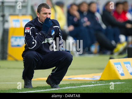 Hoffenheim entraîneur en chef Marco Kurz réagit au cours de la Bundesliga match entre TSG 1899 Hoffenheim et 1. FSV Mainz 05 à Rhein-Neckar-Arena de Berlin, Allemagne, 16 mars 2013. Photo : UWE ANSPACH (ATTENTION : EMBARGO SUR LES CONDITIONS ! Le LDF permet la poursuite de l'utilisation de jusqu'à 15 images séquentielles uniquement (pas de photos ou vidéo-série similaire d'images admis) via internet et les médias en ligne pendant le match (y compris la mi-temps), prises à partir de l'intérieur du stade et/ou avant le début du match. Le LDF permet la libre transmission des enregistrements numérisés pendant le match Banque D'Images