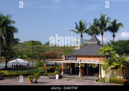 Riverfront Restaurant and Cafe, le James Brooke Bistro, sur la rivière Sarawak Kuching Sarawak Bornéo Malaisie Banque D'Images