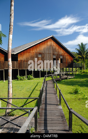 Iban Longhouse et passerelle en bois à Sarawak Kuching Sarawak Bornéo Centre Culturel La Malaisie Banque D'Images