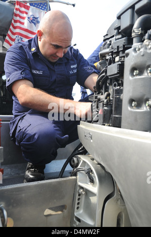 L'équipe STAN du port de Cleveland, dirigée par Gonzalez et Laughlin, est chargée de maintenir et d'assurer l'efficacité opérationnelle des aides à la navigation dans le port de Cleveland. L'équipe s'assure que les repères de navigation sont correctement positionnés pour assurer la sécurité des déplacements maritimes. Banque D'Images