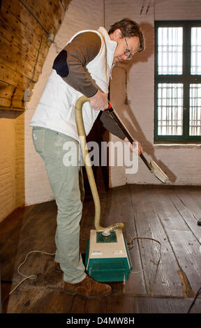 Le Prince Constantijn des Pays-Bas pour le bénévolat NL Doet à Museum Gevangenpoort à Bergen op Zoom, Pays-Bas, 16 mars 2013. Photo : Patrick van Katwijk/Piscine/Pays-Bas OUT Banque D'Images