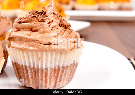 Selective focus sur la gauche cup cake au chocolat Banque D'Images