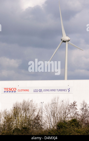 Grande éolienne alimentant un entrepôt à Tesco DIRFT, Daventry Banque D'Images