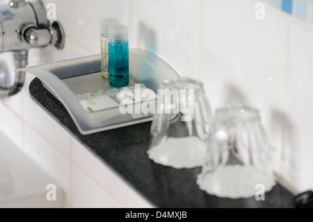 Articles de toilette et des cours à la salle de bains d'une chambre d'hôtel. Banque D'Images