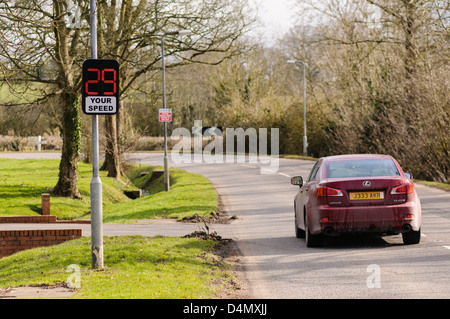 Signe de détection de vitesse à l'entrée d'une autre pour montrer la voiture roulant à 29km/h Banque D'Images