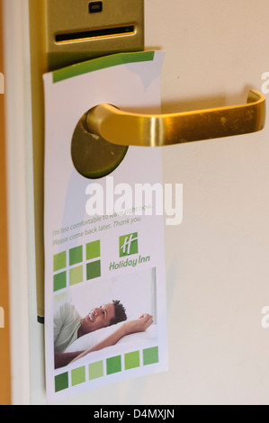 Ne pas déranger sign sur la poignée d'une porte de la salle de l'hôtel Holiday Inn Banque D'Images