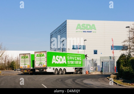 L'Asda deux camions arrivent à l'un des centres de distribution de la société de fret ferroviaire international de Daventry (Terminal DIRFT) Banque D'Images