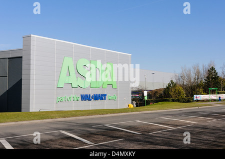 Grand centre de distribution Asda, Daventry (terminal de fret ferroviaire international DIRFT). Banque D'Images