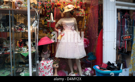 Un mannequin portant un 1950 robe rose et chapeau dans une boutique d'antiquités, marché de Camden Passage fenêtre, Islington, London N1 England UK Banque D'Images