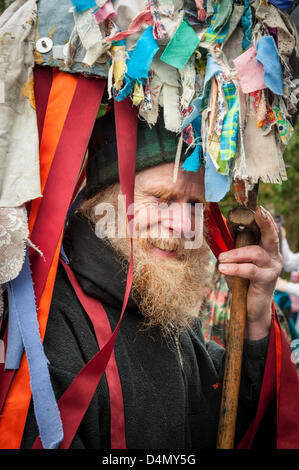 Week-end de la Jonquille Newton, España. Samedi 16 mars 2013. Un homme en costume folklorique traditionnel dans le cadre d'une des danses Morris Dance Group sous la pluie. Le vent froid et la pluie n'a pas empêché le festival annuel qui est fréquenté par des milliers de visiteurs et continue demain. L'événement est organisé par le week-end de la Jonquille la confiance et recueille des fonds pour un autre organisme de bienfaisance chaque année. Credit : Julian Eales / Alamy Live News Banque D'Images