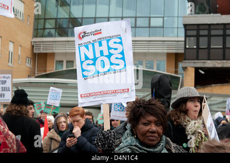 London UK, 16 mars 2013. Des milliers de personnes faisant campagne pour arrêter les compressions à l'hôpital Whittington arrivent à l'hôpital lui-même après une marche à travers Islington. Le conseil d'administration de l'hôpital Whittington Trust ont plans controversés les compressions budgétaires, qui comprennent la vente d'un tiers de la place, la fermeture de lits et de services et de perdre plus de cinq cents emplois. Credit : Patricia Phillips / Alamy Live News Banque D'Images