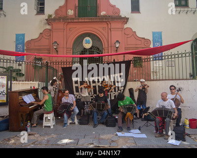 Danseurs et musiciens de Tango dans les rues de l'ancien Barrio de San Telmo, Buenos Aires, Argentine Banque D'Images