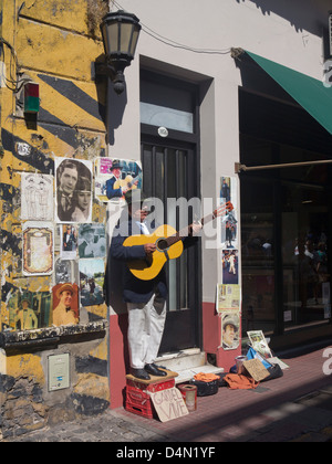 Danseurs et musiciens de Tango dans les rues de l'ancien Barrio de San Telmo, Buenos Aires, Argentine Banque D'Images