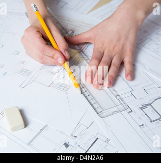 Architecte d'Intérieur travaille sur un dessin à la main à l'aide de croquis crayons de couleur, règle et caoutchouc Banque D'Images