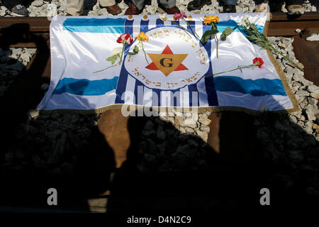 Juifs parsèment des fleurs sur les rails de l'ancienne gare ferroviaire de Thessalonique où le premier train a quitté la Grèce du nord de la ville en direction du camp de concentration d'Auschwitz le 15 mars 1943. Pour mars commémorative du 70e anniversaire du départ du premier train de Thessalonique pour les camps des Nazis à Auschwitz. Point de départ, le mémorial de l'Holocauste dans Eleftherias (La Liberté) et l'ancienne gare de destination où le premier train a quitté avec les juifs de Thessalonique. Thessalonique, Grèce. Le 16 mars 2013. La deuxième plus grande ville de la Grèce commémore le 70e anni Banque D'Images