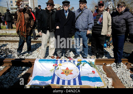 Juifs parsèment des fleurs sur les rails de l'ancienne gare ferroviaire de Thessalonique où le premier train a quitté la Grèce du nord de la ville en direction du camp de concentration d'Auschwitz le 15 mars 1943. Pour mars commémorative du 70e anniversaire du départ du premier train de Thessalonique pour les camps des Nazis à Auschwitz. Point de départ, le mémorial de l'Holocauste dans Eleftherias (La Liberté) et l'ancienne gare de destination où le premier train a quitté avec les juifs de Thessalonique. Thessalonique, Grèce. Le 16 mars 2013. La deuxième plus grande ville de la Grèce commémore le 70e anni Banque D'Images