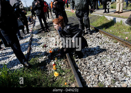 Juifs parsèment des fleurs sur les rails de l'ancienne gare ferroviaire de Thessalonique où le premier train a quitté la Grèce du nord de la ville en direction du camp de concentration d'Auschwitz le 15 mars 1943. Pour mars commémorative du 70e anniversaire du départ du premier train de Thessalonique pour les camps des Nazis à Auschwitz. Point de départ, le mémorial de l'Holocauste dans Eleftherias (La Liberté) et l'ancienne gare de destination où le premier train a quitté avec les juifs de Thessalonique. Thessalonique, Grèce. Le 16 mars 2013. La deuxième plus grande ville de la Grèce commémore le 70e anni Banque D'Images