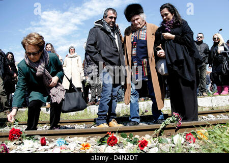 Juifs parsèment des fleurs sur les rails de l'ancienne gare ferroviaire de Thessalonique où le premier train a quitté la Grèce du nord de la ville en direction du camp de concentration d'Auschwitz le 15 mars 1943. Pour mars commémorative du 70e anniversaire du départ du premier train de Thessalonique pour les camps des Nazis à Auschwitz. Point de départ, le mémorial de l'Holocauste dans Eleftherias (La Liberté) et l'ancienne gare de destination où le premier train a quitté avec les juifs de Thessalonique. Thessalonique, Grèce. Le 16 mars 2013. La deuxième plus grande ville de la Grèce commémore le 70e anni Banque D'Images