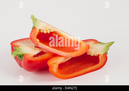 Poivrons rouges et verts pris sur UN fond blanc.utilisé En cuisine et salades Banque D'Images