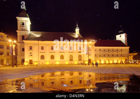 L'hôtel de ville, à gauche, l'église jésuite de style baroque dans le droit, Place Principale, Sibiu, Transylvanie, Roumanie, Europe Banque D'Images