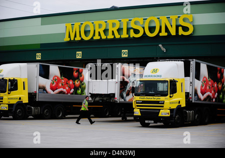 Supermarché Morrisons store, avec des camions de livraison Banque D'Images