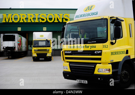 Supermarché Morrisons store, avec des camions de livraison Banque D'Images