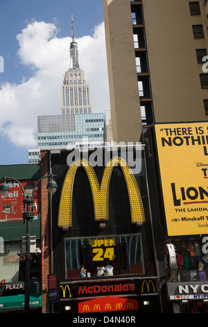 McDonald's restaurant ouvert 24 heures par jour sous l'Empire State Building à New York, USA Banque D'Images