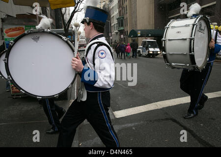 Mars 16th, 2013, New York, NY, USA : des centaines de milliers de personnes se rassemblent et mars 5ème Avenue jusqu'à New York pour célébrer St Paticks Day. Le maire Bloomberg et commissaire de police de mars le plomb Kelly de Midtown à 79e Rue. Banque D'Images