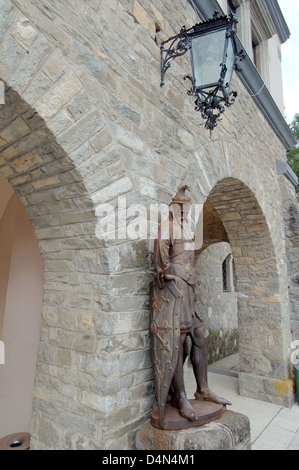 Sculpture d'un chevalier devant le Château de Peles (Castelul PSEE), Transylvanie, Roumanie, Europe Banque D'Images