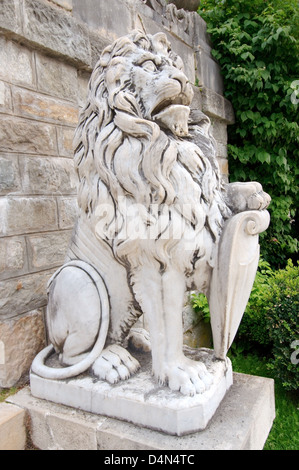 Sculpture d'un lion en face du château de Peles (Castelul PSEE), Transylvanie, Roumanie, Europe Banque D'Images