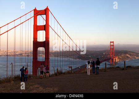 Golden Gate Bridge au crépuscule vue depuis le Marin Headlands sur l'extrémité nord du pont. Banque D'Images