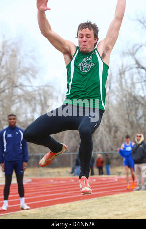 16 mars 2013 - Boulder, CO, United States of America - Mars 16, 2013 : Alex Estes de Adams State est concurrentiel dans le saut en longueur à l'inaugural Jerry Quiller Classic à l'Université du Colorado à Boulder campus. Banque D'Images