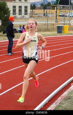 16 mars 2013 - Boulder, CO, United States of America - Mars 16, 2013 : Colorado's Maddie Alm fait concurrence au deuxième feu de la women's 1 500 m de course à l'inaugural Jerry Quiller Classic à l'Université du Colorado à Boulder campus. Banque D'Images